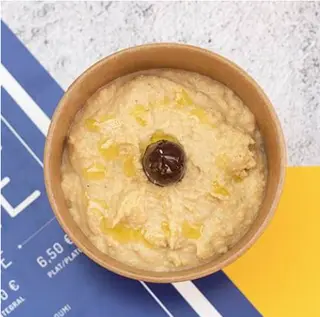 Tapa de hummus y pan de pita