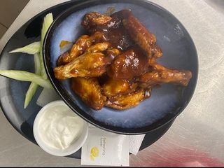 Aripioare de pui cu sos BBQ / picant