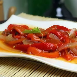 Ensalada de pimiento rojo con ventresca y cebolleta