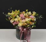 Cutie cu trandafiri albi, eustoma și orhidee