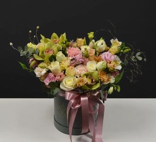 Cutie cu trandafiri albi, eustoma și orhidee