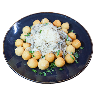 Телятина с грибами и картофельным шариками