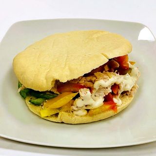 Pita De Pollo Asado Con Salsa De Yogur