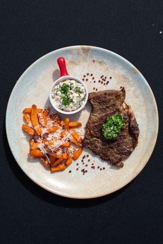 Antricot de vita cu cartofi dulci prajiti, parmezan si sos tartar