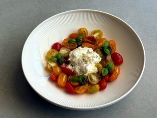 Салат зі страчателою та томатами чері (250г)