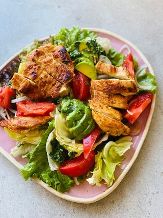 ქათმის ფილე გრილზე გარნირით