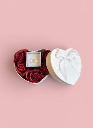 Кутия със сапунени рози и бижу