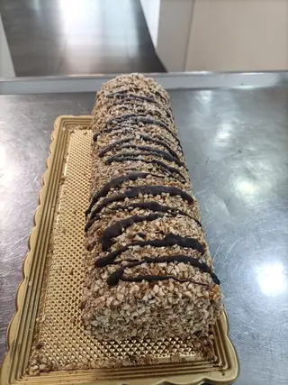 Tronchetto gelato con granellato nocciola e cioccolato