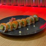 ROLLS  SALMON TOBIKO 8 PCS