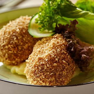 Куряча котлета з картопляним пюре та соліннями