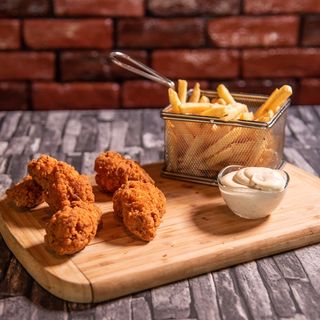 Aripioare de pui cu cartofi prajiti 400 gr