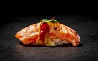 241. Nigiri salmone flambe 2 pezzi