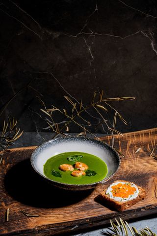 Supă cremă de spanac cu creveți, acompaniată de toast cu icre roșii