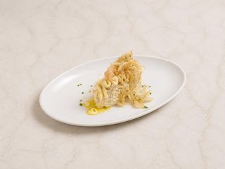 ENSALADILLA DE MI MADRE CON GAMBITAS DE CRISTAL FRITAS