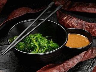 Салат із морських водоростей з горіховим соусом (100/40)