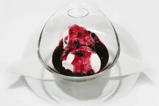 Цедено мляко с боровинки (200г)