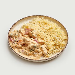 Фрикасе з курочки у вершковому соусі та рис