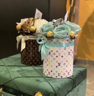 Dekoracije sa umjetnim cvjećem i Ferrerom