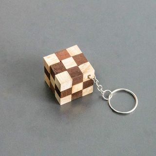 Zmijolika kocka privjesak