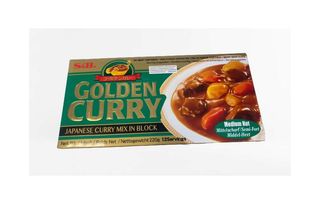 S&B golden Curry Mdeium Hot 220g
