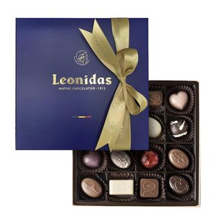 Zanzibar синя кутия с шоколадови бонбони Leonidas (16бр)