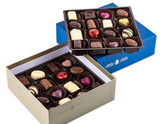 Santiago синя кутия с шоколадови бонбони Leonidas (32бр)