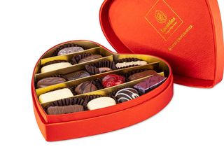 Сърце (средно) кадифе кутия с шоколадови бонбони Leonidas (16бр)