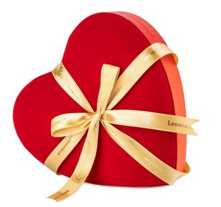 Сърце (голямо) кадифе кутия с шоколадови бонбони Leonidas (26бр)