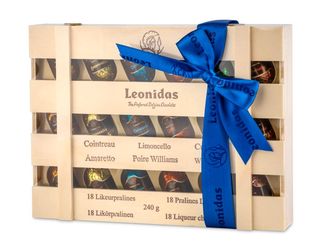 Дървена кутия с ликьор шоколадови бонбони Leonidas (18бр)