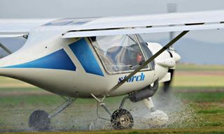 Урок по пилотиране на двуместен самолет в района на Пловдив