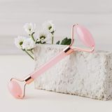 Масажен ролер за лице от розов кварц