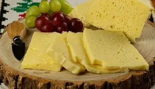 Caș dospit galben  / 100 g
