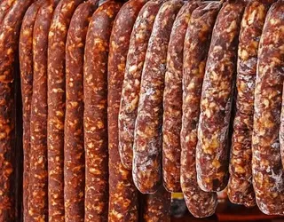 Cârnați vită+porc semiafumati Bistrița
