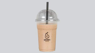 Smoothie banana, bademovo mleko, kikiriki puter, kakao, urme