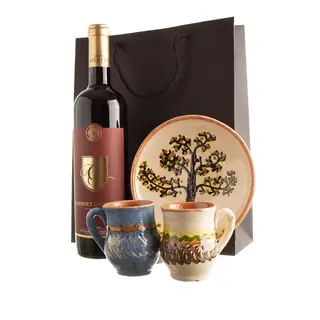 Cos cadou cu ceramica de traditie si un vin bun O cupa de iubire 1 buc