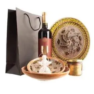 Cos cadou cu ceramica de Horezu vin rosu zacusca ingeras
