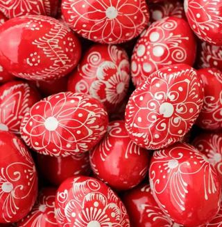 Oua rosii de paste din lemn pictate cu model floral