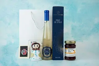 Pachet Cadou vin alb dulce, papusa ceramica, martisor si dulceata