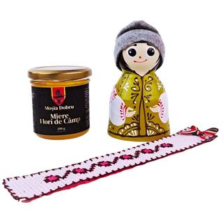 Pachet cadou cu papusa ceramica, miere si semn de carte