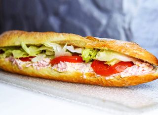 Сандвич с шунка и два вида сирена