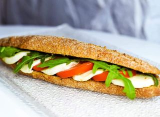 Сандвич с прясна моцарела