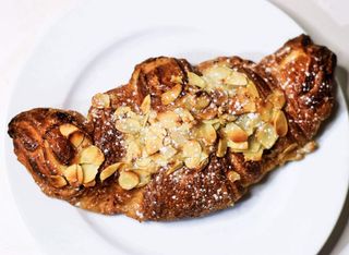 Кроасан с бадемов крем (1бр)