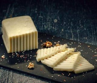 Branza maturata cu mirodenii