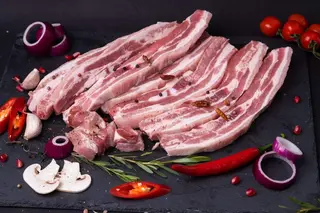 Piept de porc cu os