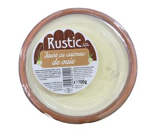 Iaurt cu caimac de oaie in vas de lut