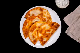 Cebureki cu carne de porc, brânză și roșii