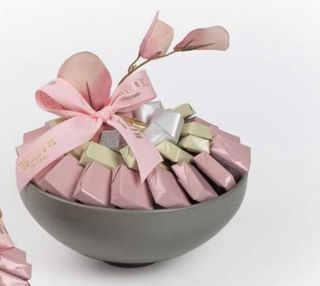Coupe porcelaine Rosa garnie de 450g de chocolats