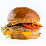 Бургер з куркою та беконом