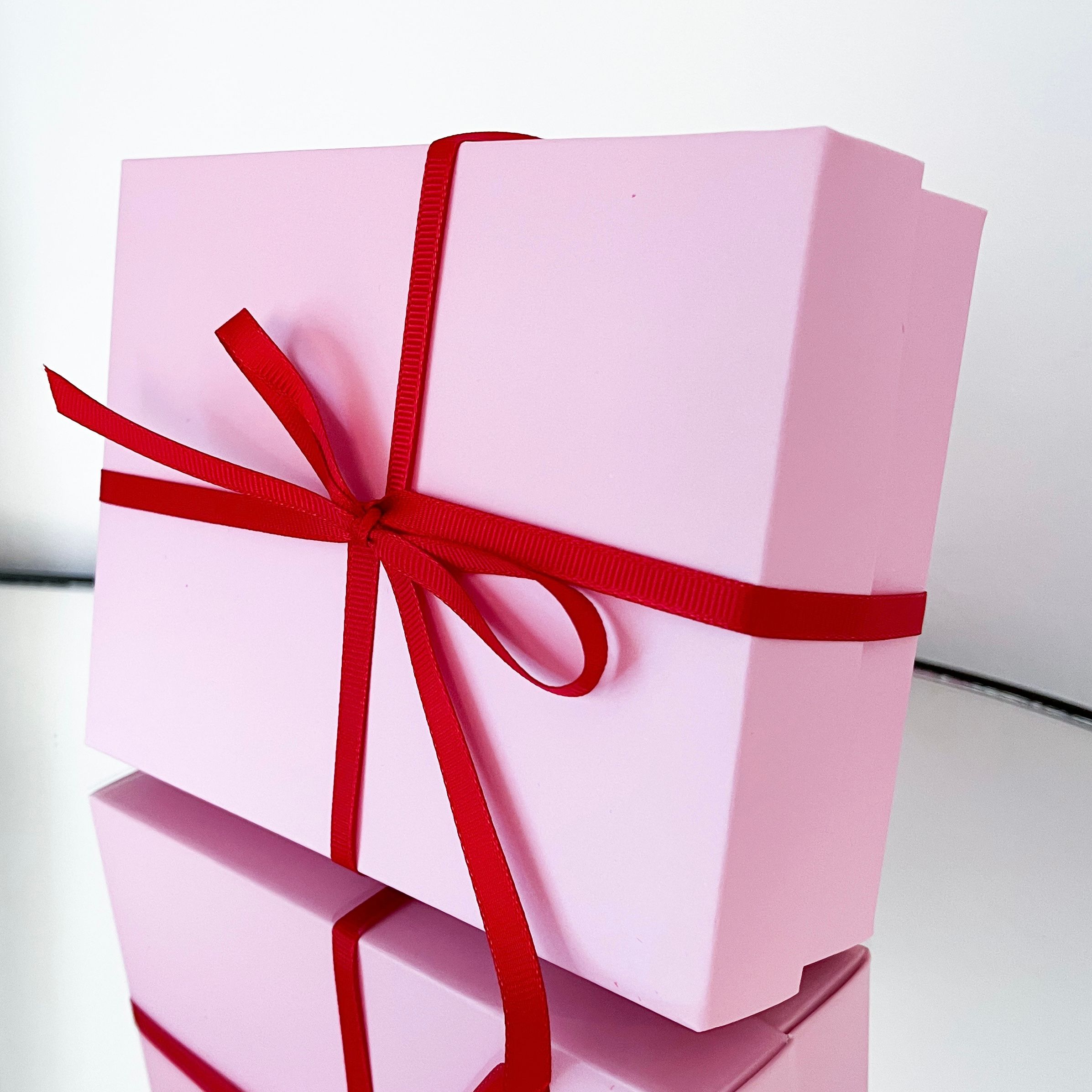 სასაჩუქრე შეფუთვა და ბარათი