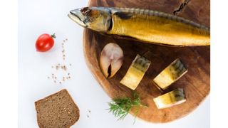 თევზი სკუმბრია ცხელად შებოლილი